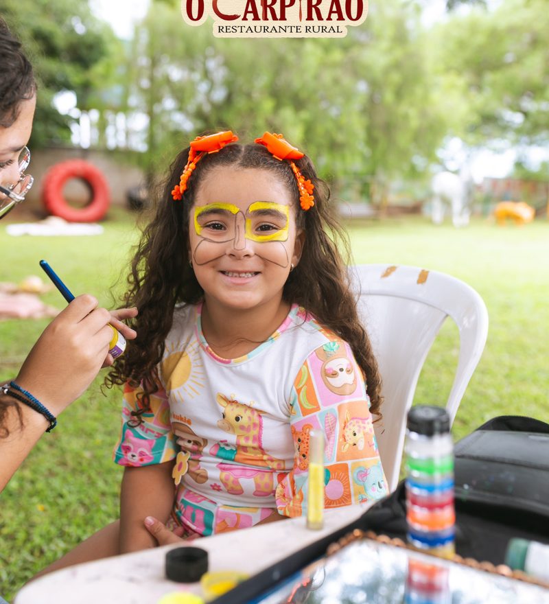 Criança com pintura no rosto