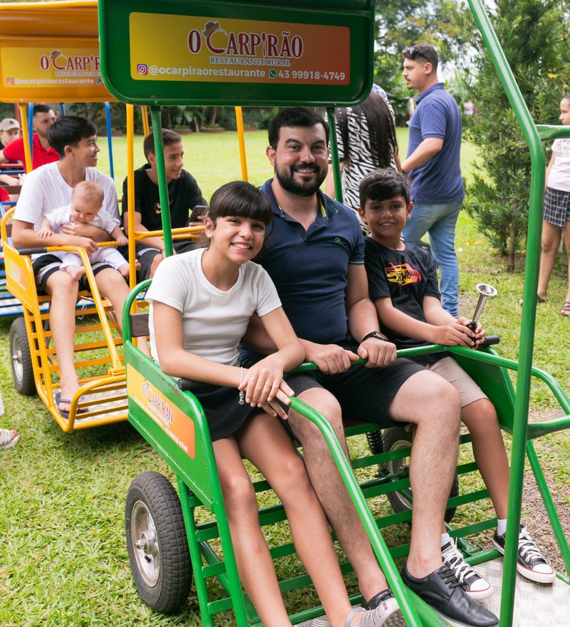 Família passeando no trenzinho