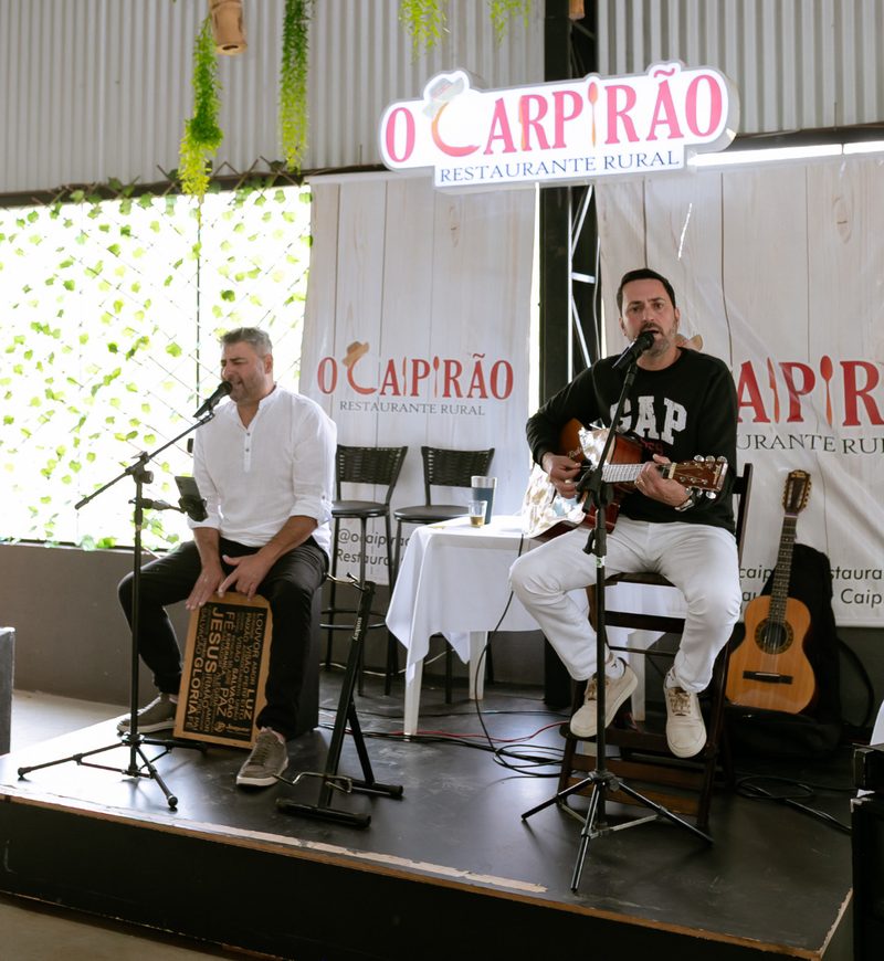Dupla tocando ao vivo