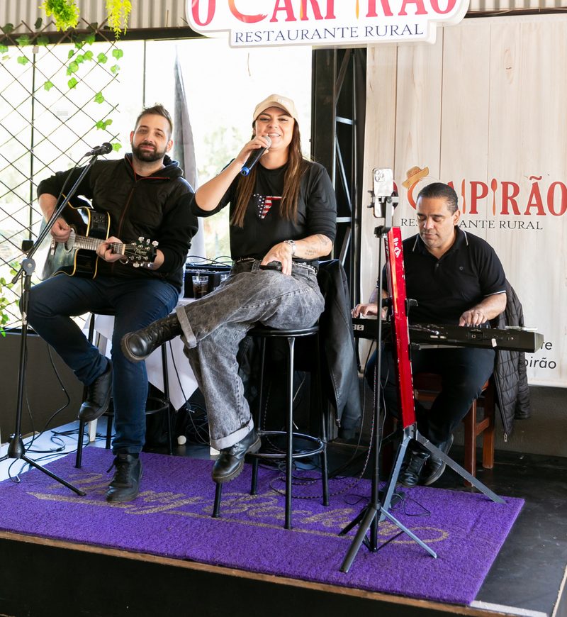 Grupo se apresentando no palco