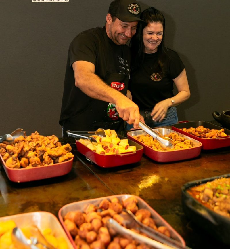 Casal de donos servindo o buffet juntos