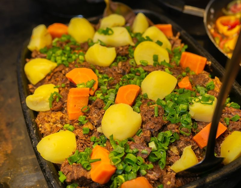 Carne com legumes na panela de ferro