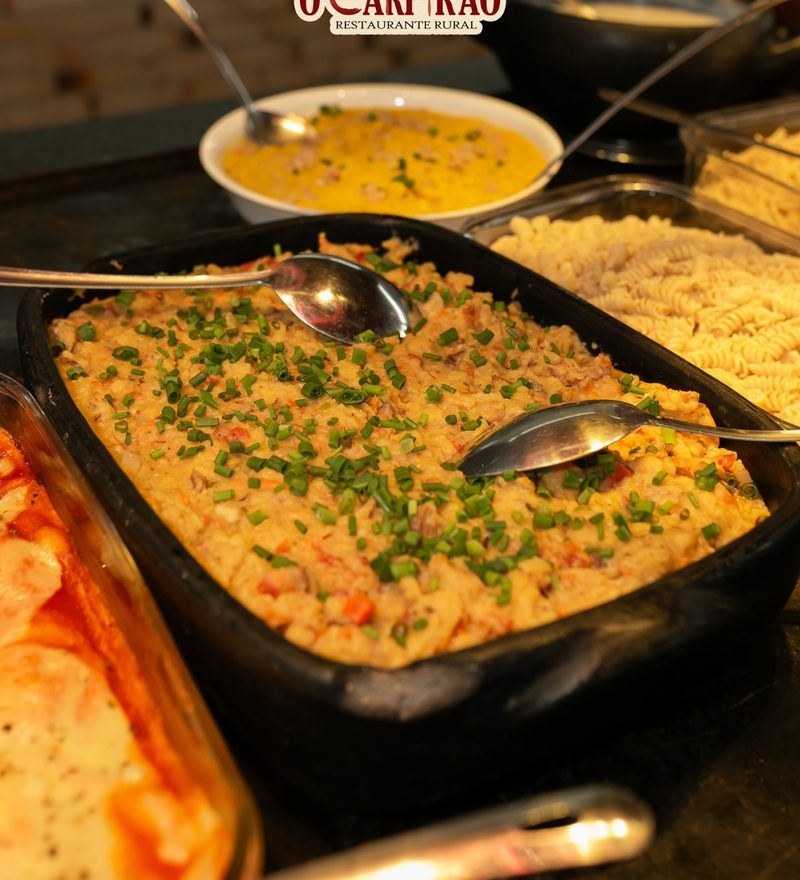 Travessas do buffet no fogão